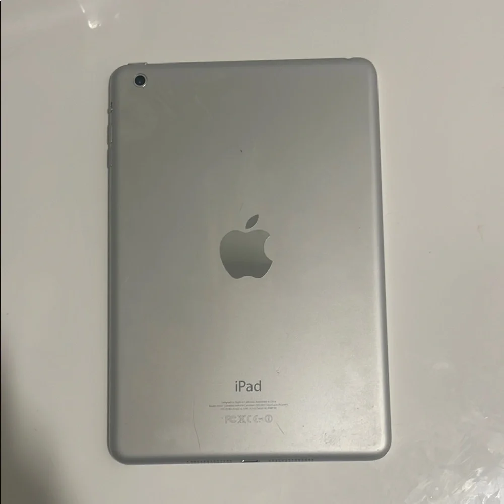 Apple iPad mini 1st gen reset in working condition- no screen cracks